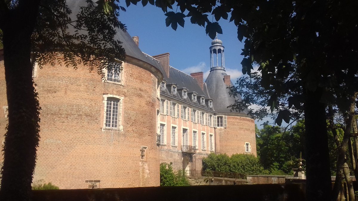 Nous vous souhaitons un très bon week-end de la Pentecôte, sous un beau soleil ☀️#chateaudesaintfargeau #bourgognebuissonniere #puisayeforterre