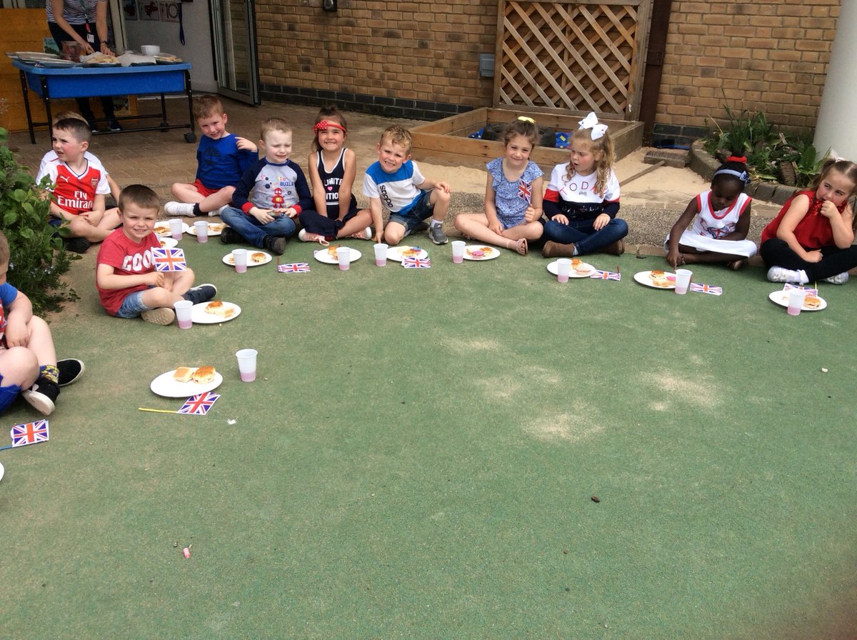 EYJesmondG's tweet photo. Enjoying the royal wedding party! #royalwedding2018 #earlyyearslovetoparty https://t.co/EEZEJBMtZG