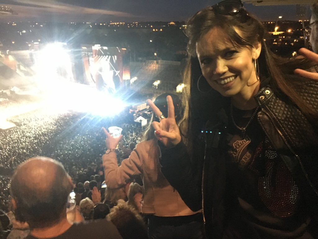 MarieDelaney31's tweet photo. What an incredible gig last night @RollingStones. I’m in absolute awe! @ronniewood where did you get your amazing glitter shoes?! Love the style nearly as much as the music! A truly memorable experience. Can’t stop smiling! Best concert of my life  #NoFilterStones @MickJagger https://t.co/78A8cXQAg2