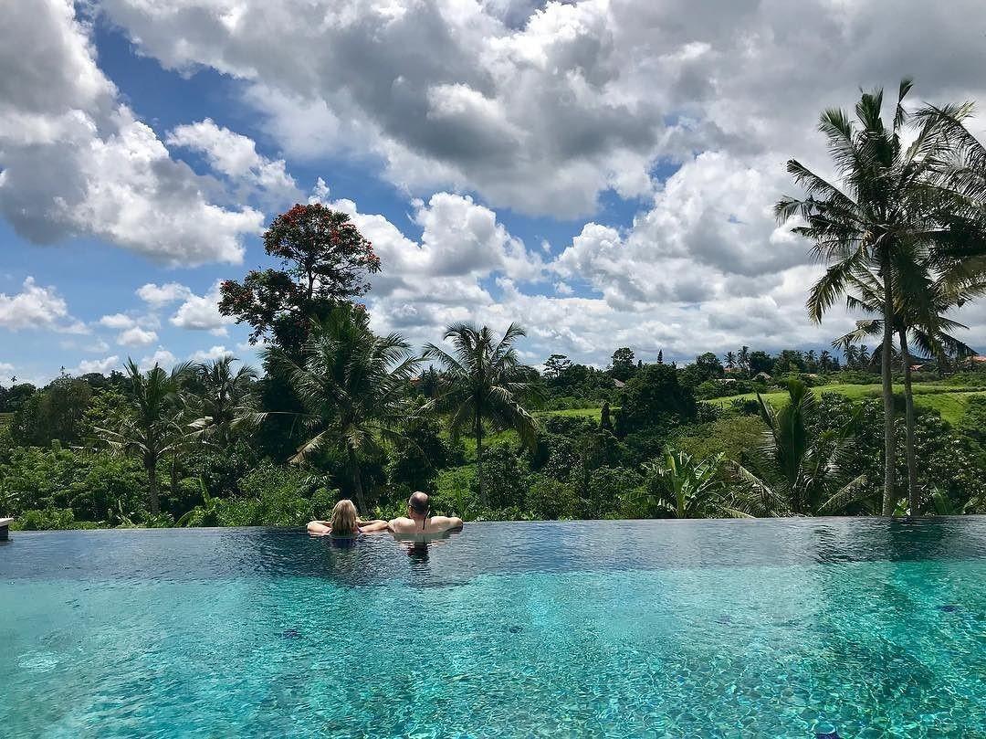 Vous pourriez avoir envie de rester dans votre piscine à débordement pour toujours. 

Mais croyez-nous, ça vaut le coup d'en sortir pour aller boire un jus frais sur la route d'Ubud et admirer la vue.

Dure vie. 

📸: IG @ hans_eyesoftheworld