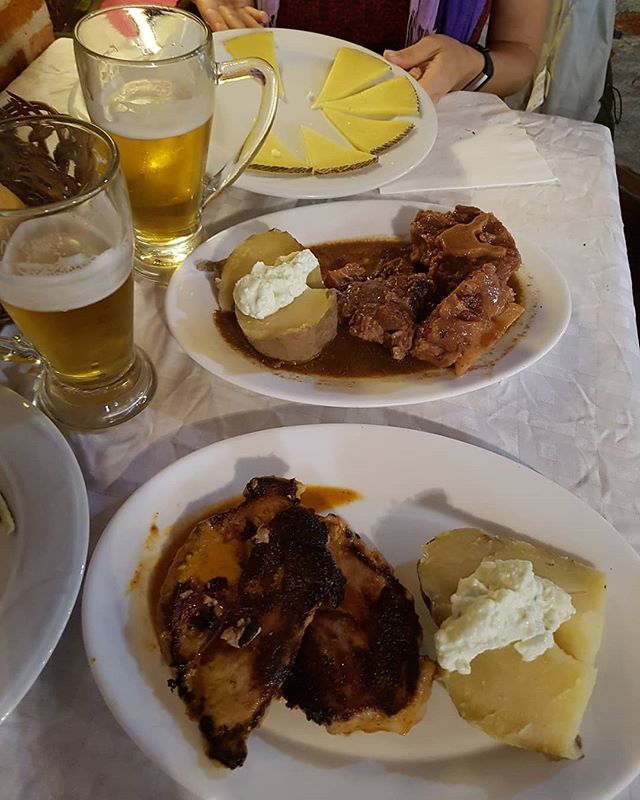 neodago's tweet photo. Tipico pranzo spagnolo nella città di Ronda: formaggio di capra, coda del toro e carne iberica #food #ronda #españa #spain #spagna #codadeltoro #carneiberica #delicious #tipical #tipicalfood #formaggiodicapra #birra #cerveza https://t.co/BfEyEHKr0m https://t.co/wT7BhcqyMp