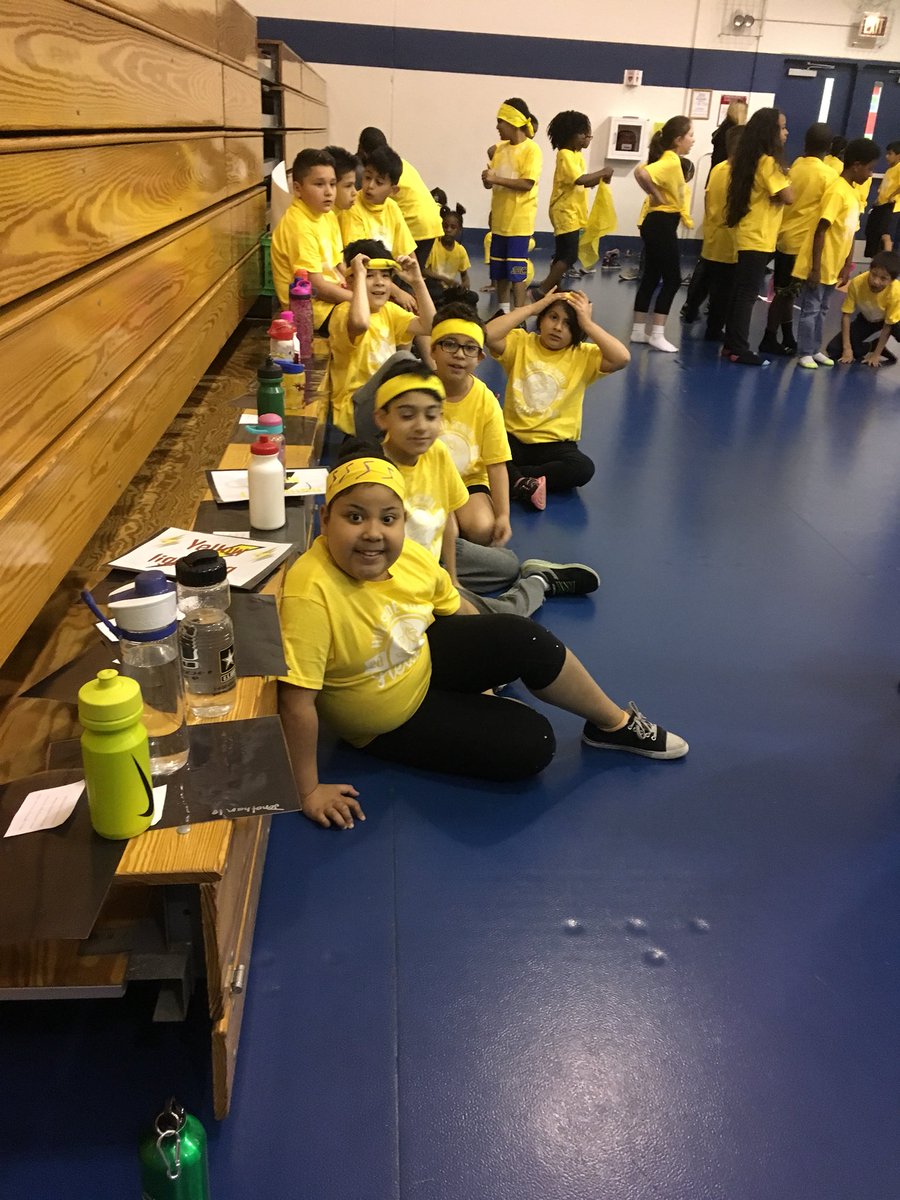 MsKellyMusic's tweet photo. Students at Hillside School are showing Team Spirit AND Green Spirit! Catch the Green Spirit and say no to plastic single-use water bottles! @HillsideD93 @ScarceEcoEd #plasticfree  #BluejayprideD93 https://t.co/FRMjoYUhwm