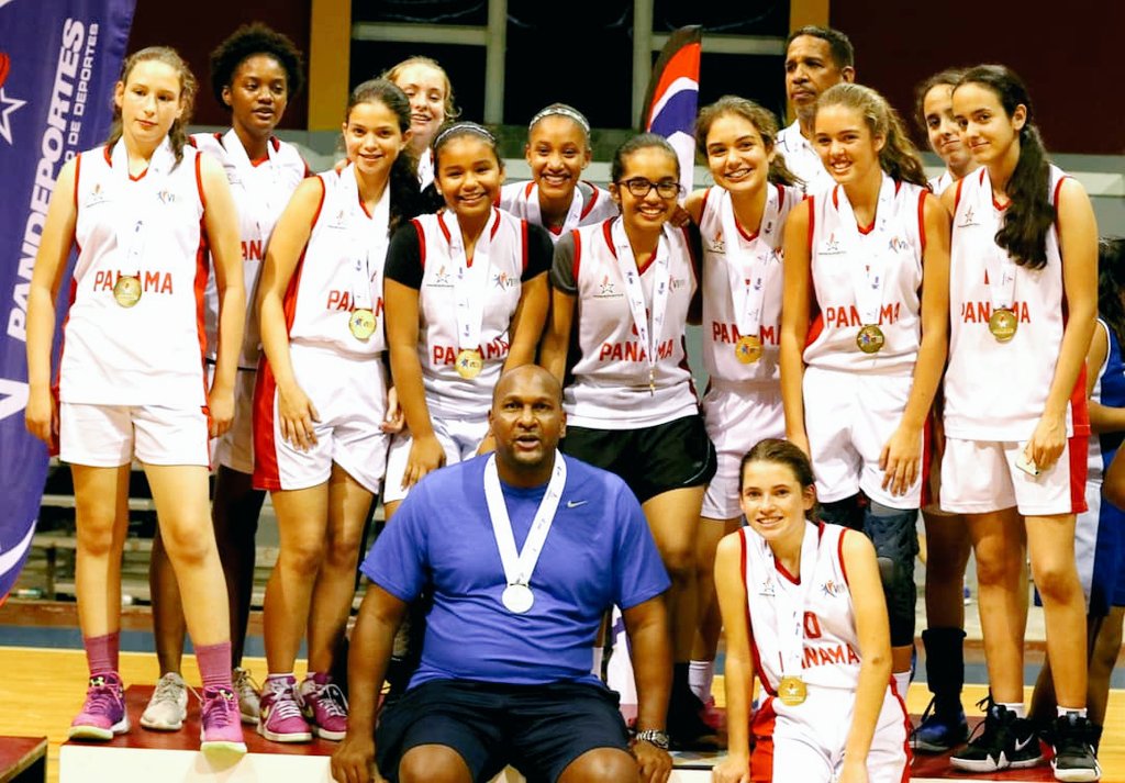 eben_galaga's tweet photo. Panamá Centro Campeón...!
del baloncesto U15F de los VI Juegos Juveniles 2018 organizado por @Pandeportes y @Fepaba, al vencer 64 - 48 al quinteto de Herrera 

Las mejores por Panamá:
Jazmín Garibaldi con 15 puntos,
Vivian Galagarza con 14 puntos y 
Sabina Pereira con 11 puntos https://t.co/YhUaWofsHV