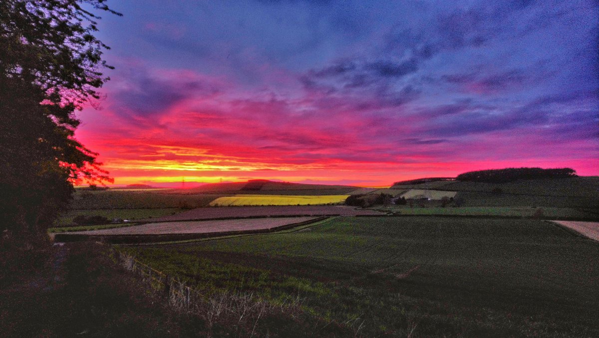alnwickgazette's tweet photo. VIEW OF #NORTHUMBERLAND: Red sky at night, Darren's delight. Darren Chapman couldn't resist this sunset over #Howtel. #northeasthour @NorthEastTweets @NEFollowers https://t.co/833ezx7j0G