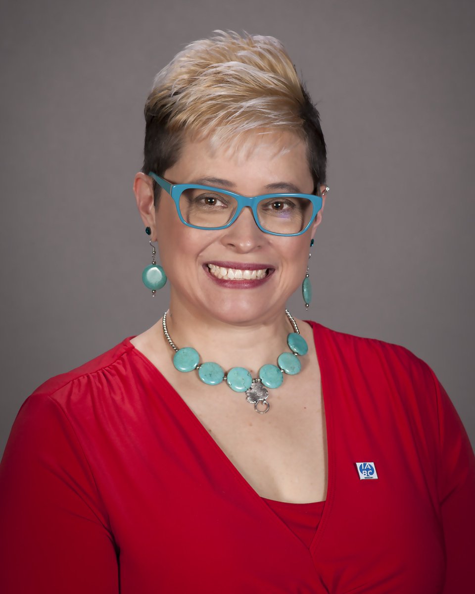jenniellamb's tweet photo. Our team's photographer, Tim, took some new professional pics of me yesterday while I was in #BVIABC event mode. I love my 2014 head shot, but these represent who I am now, and that's pretty cool too. 😉#DesignerLife #Headshot #OfficeShot #CareerProfessional https://t.co/PCQ85Xzl7w