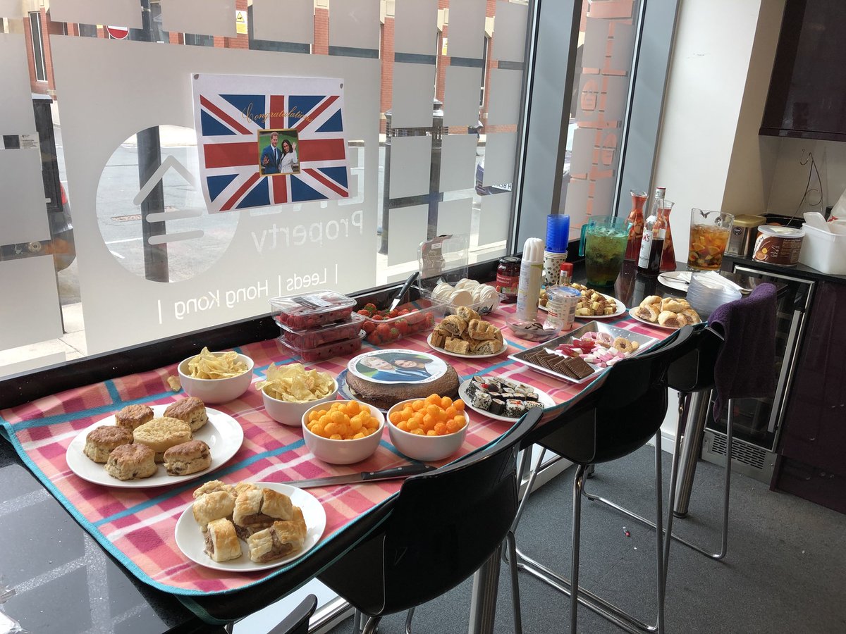 Kim_investere's tweet photo. The picnic is now open here at @investere @ERE_Lettings #britishtheme #picnictime #prewedding #royalcelebrations #happyfriday https://t.co/JRUTtN4h7l