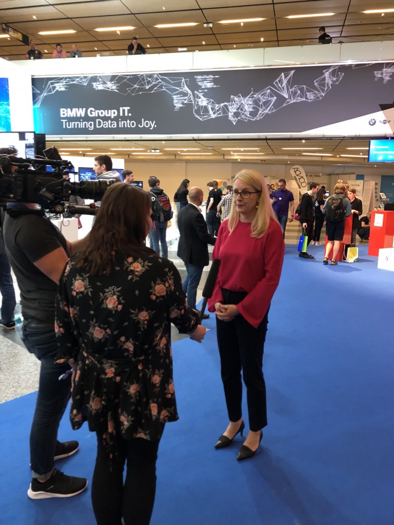 Kathrin_Sfr's tweet image. Cooles Event, spannende Projekte, toller Einblick. Premiere für BM #Schramböck bei @WeAreDevs Konferenz. #Wien seit drei Tagen das Mekka der Entwickler-Szene #WeAreDevs2018 #WeAreDevs