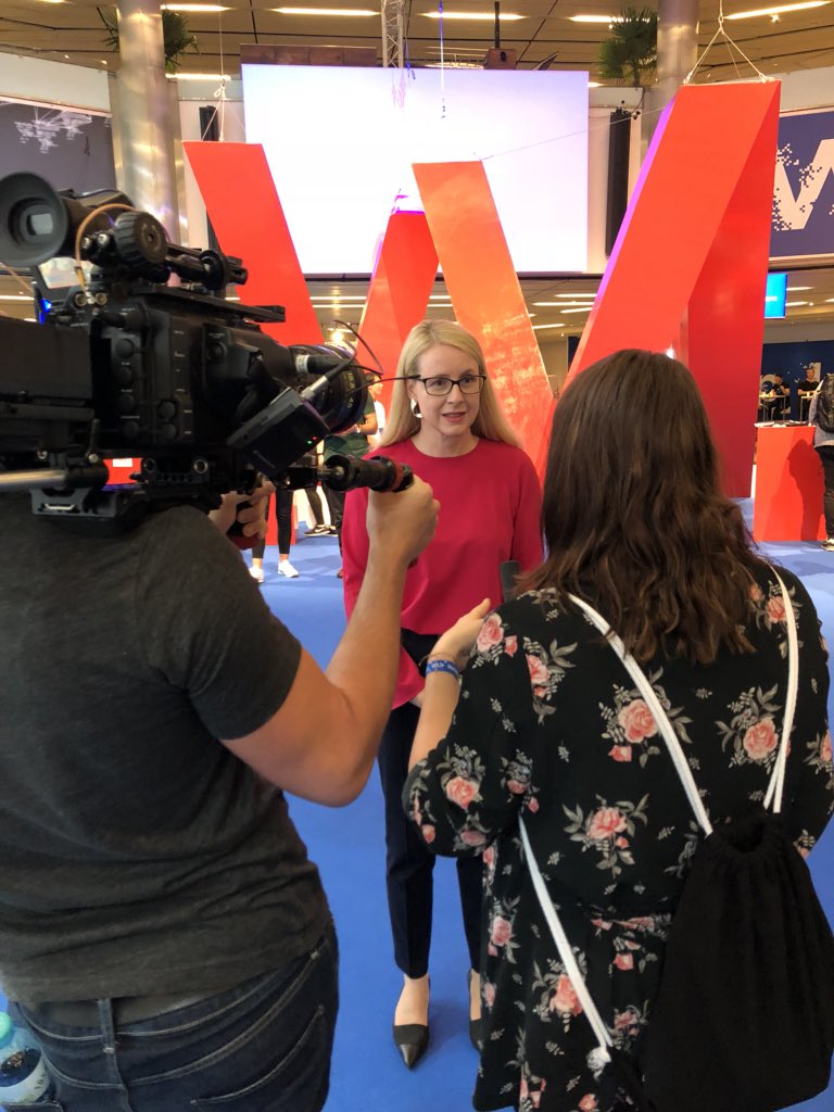 Kathrin_Sfr's tweet image. Cooles Event, spannende Projekte, toller Einblick. Premiere für BM #Schramböck bei @WeAreDevs Konferenz. #Wien seit drei Tagen das Mekka der Entwickler-Szene #WeAreDevs2018 #WeAreDevs