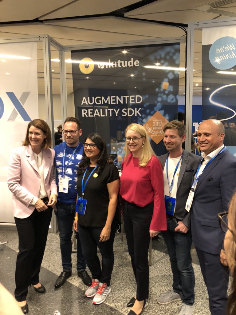 Kathrin_Sfr's tweet image. Cooles Event, spannende Projekte, toller Einblick. Premiere für BM #Schramböck bei @WeAreDevs Konferenz. #Wien seit drei Tagen das Mekka der Entwickler-Szene #WeAreDevs2018 #WeAreDevs