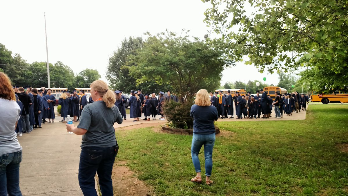 KnightsSms's tweet photo. Today we welcomed our @shs_sycpride graduating seniors back home to @KnightsSms . We were out front waiting for them to arrive...
#smsclassof2014
#shsclassof2018
#ccsdtn https://t.co/iEy47YBt26