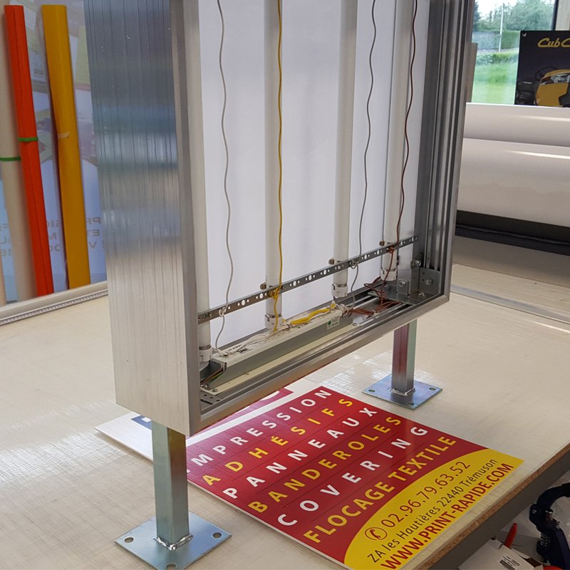 PrintRapide's tweet photo. 💡Fabrication et câblage d'enseignes lumineuses doubles faces pour un restaurant de Burger et Kebab à Saint-Brieuc. Personnalisation des 2 faces avec le logo du client. Ensuite bientôt la pose sur la façade du commerce. 
#enseignelumineuse #enseignetremuson #printrapide https://t.co/vtIgaPj9zW