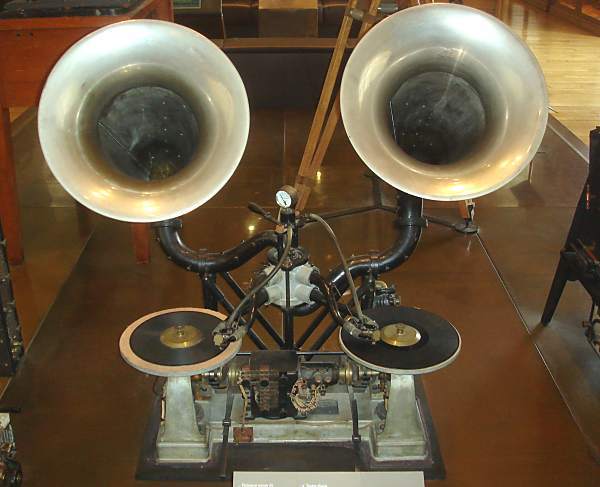 The Gaumont Chronophone System (1910) : bit.ly/1jZazyw   System synchronized sound and film.
