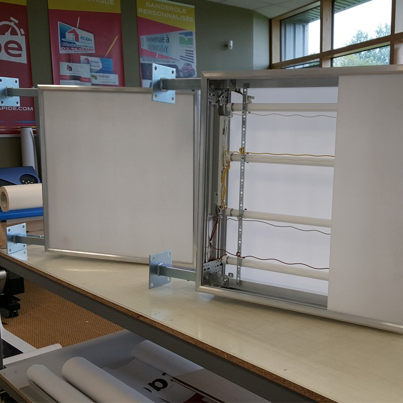 PrintRapide's tweet photo. 💡Fabrication et câblage d'enseignes lumineuses doubles faces pour un restaurant de Burger et Kebab à Saint-Brieuc. Personnalisation des 2 faces avec le logo du client. Ensuite bientôt la pose sur la façade du commerce. 
#enseignelumineuse #enseignetremuson #printrapide https://t.co/vtIgaPj9zW