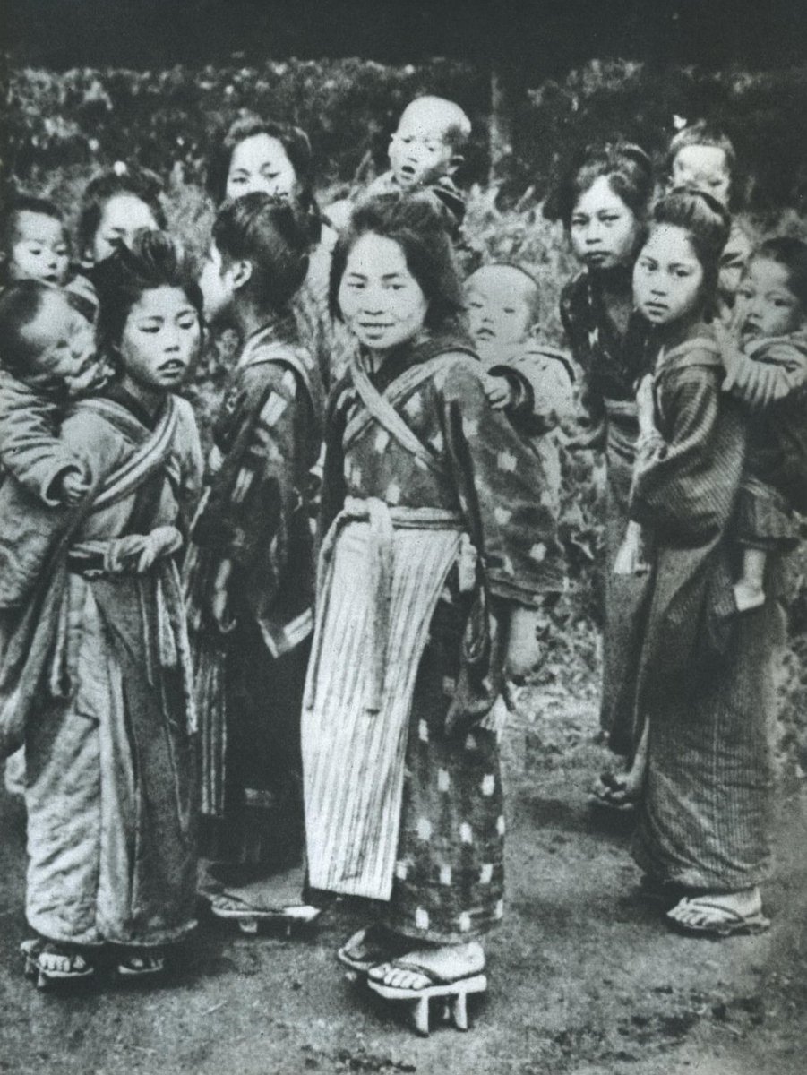 もうちょっと前になって、1911年（明治44年）ごろの農村の風景。子供