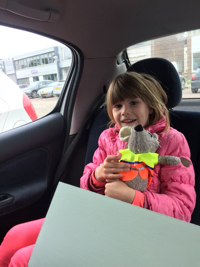 MSwaluw's tweet photo. Sorry @Rijkswaterstaat dat ik vanmiddag de A10 blokkeerde met mijn defecte auto..
Bedankt voor de knuffels voor mijn dochters ☺️ En de hulp! https://t.co/Zclf1MqHuu
