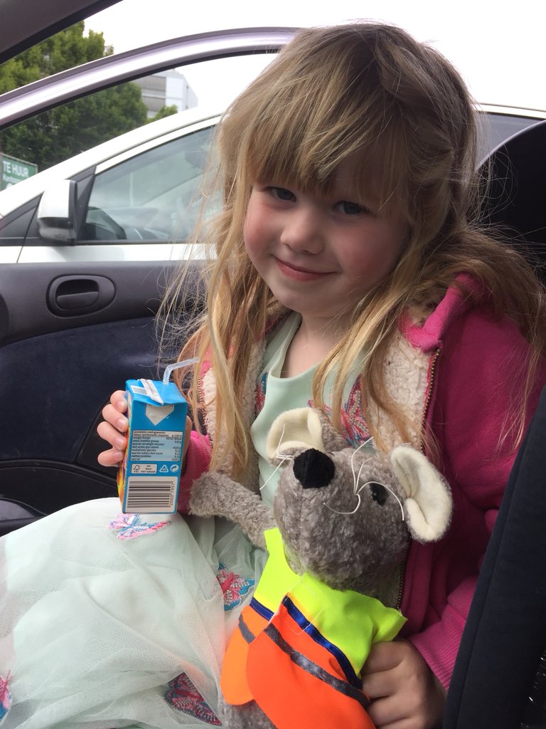 MSwaluw's tweet photo. Sorry @Rijkswaterstaat dat ik vanmiddag de A10 blokkeerde met mijn defecte auto..
Bedankt voor de knuffels voor mijn dochters ☺️ En de hulp! https://t.co/Zclf1MqHuu