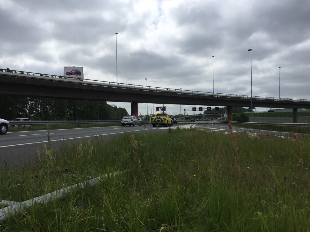 Sorry <a href="/Rijkswaterstaat/">Rijkswaterstaat</a> dat ik vanmiddag de A10 blokkeerde met mijn defecte auto..
Bedankt voor de knuffels voor mijn dochters ☺️ En de hulp!