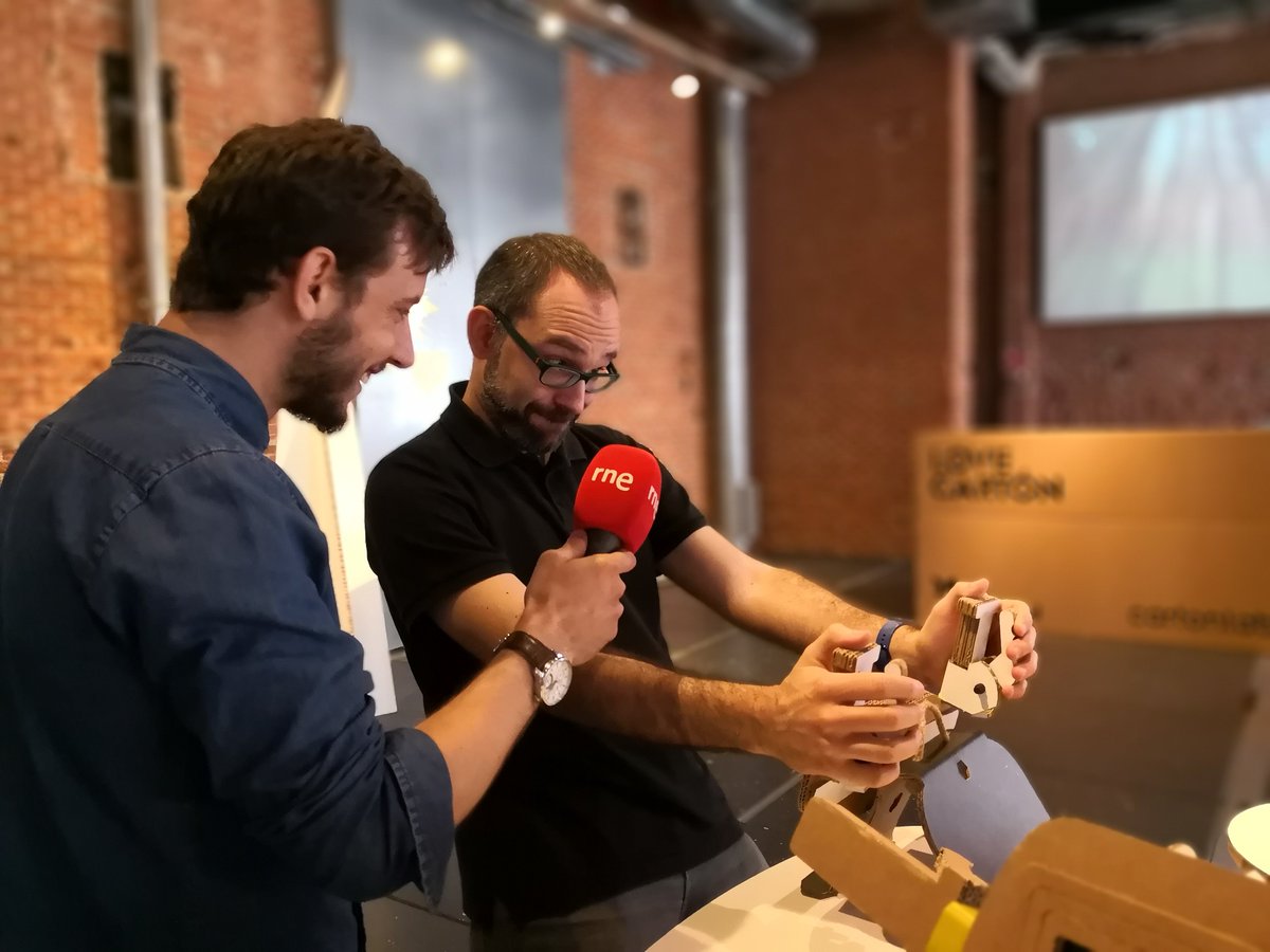 manumartinezRNE's tweet photo. Esta semana en 5.0 de @rne nos dejamos atrapar por la magia del proyecto de @CartonPlays usando cartón, quieren que juguemos como nunca con el móvil o la tablet!!! Lo hemos probado y moooola!!!
https://t.co/zhOD1G69jn https://t.co/e5x5Z8oiCp