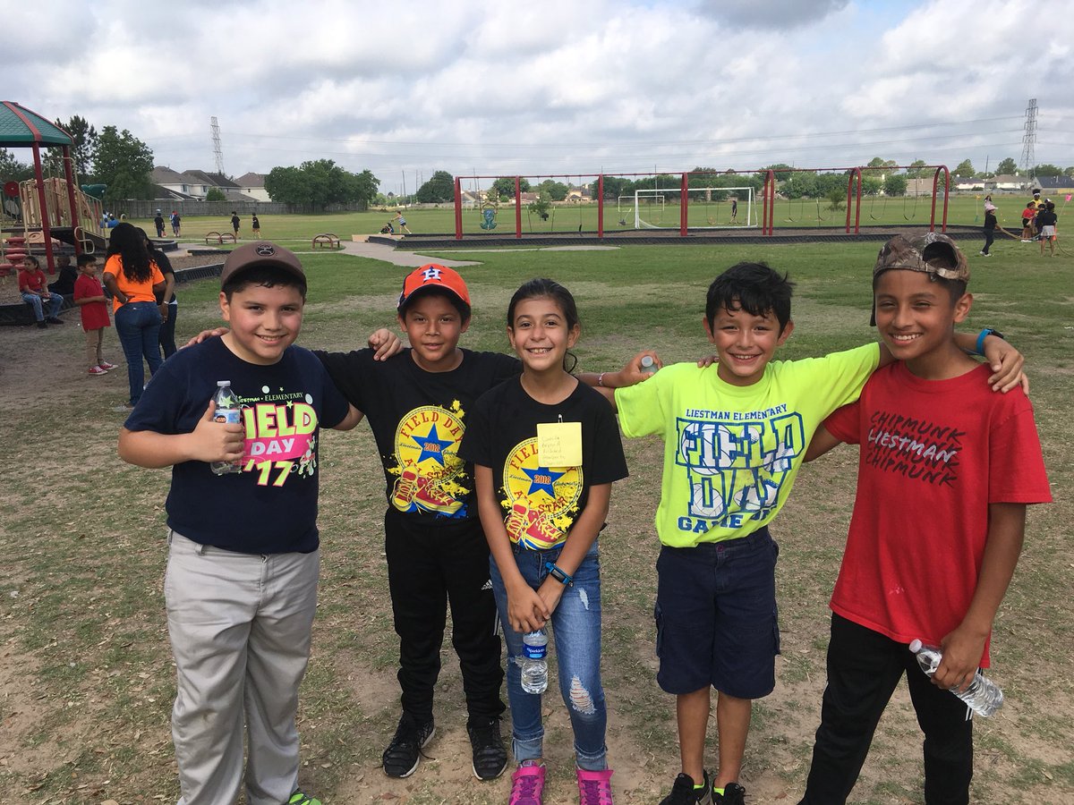 MsMendoza6's tweet photo. Great day for #fieldday @LiestmanES Kids are having a great time #schoolisfun #schooliscool #lovemyschool #chipmunkthing #liestmanstrong #4graders https://t.co/uWulkP2R0b
