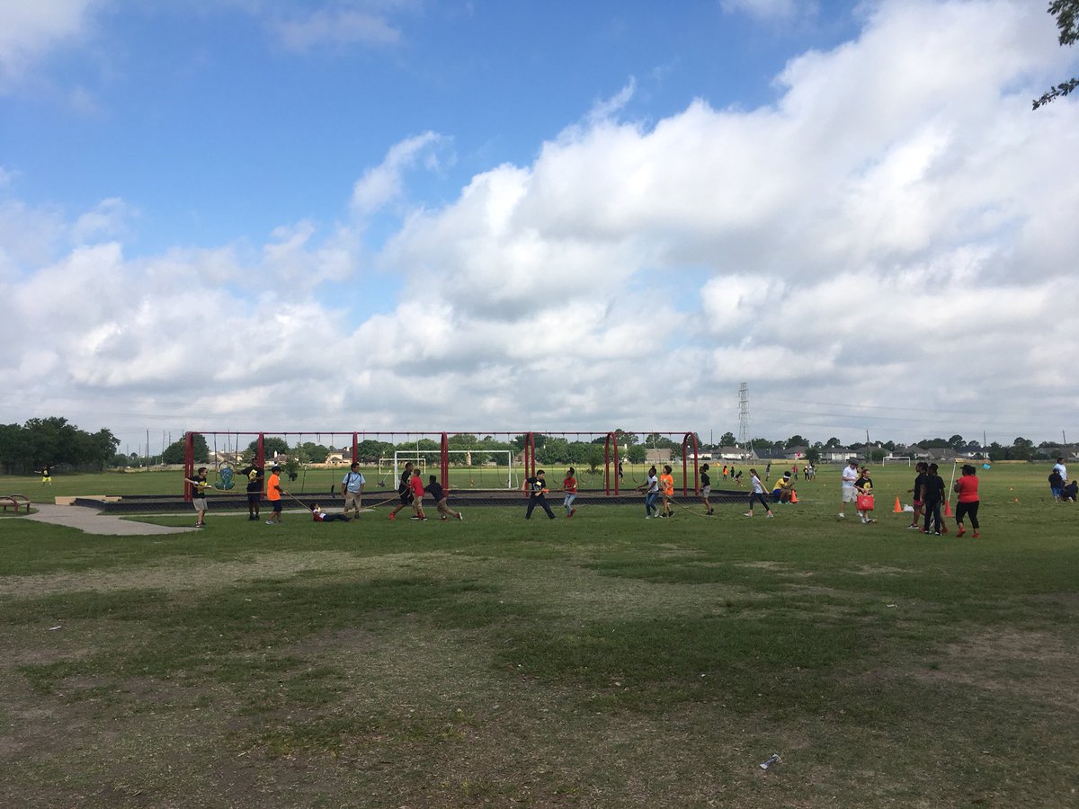 MsMendoza6's tweet photo. Great day for #fieldday @LiestmanES Kids are having a great time #schoolisfun #schooliscool #lovemyschool #chipmunkthing #liestmanstrong #4graders https://t.co/uWulkP2R0b