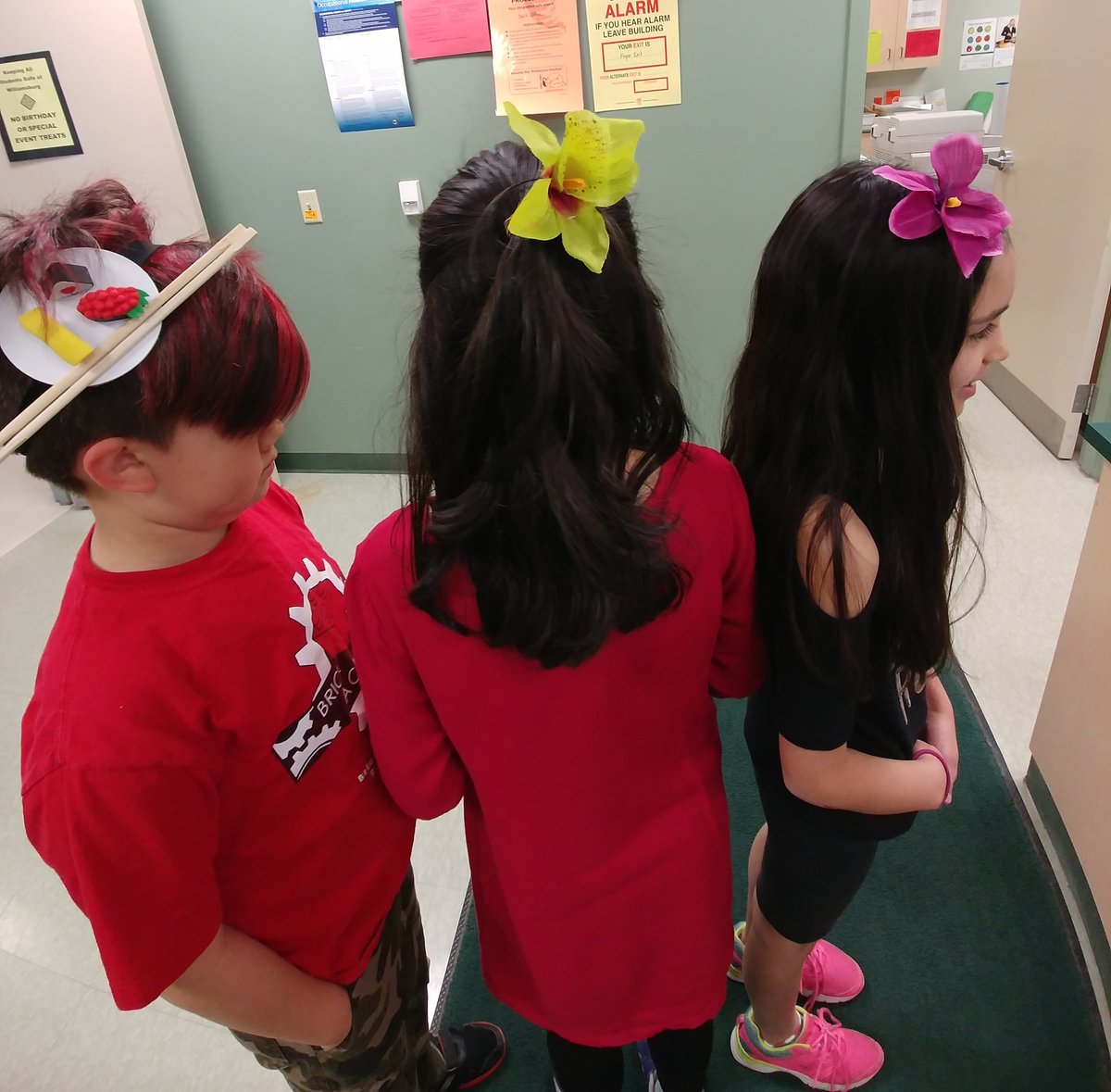 wlmwrdsb's tweet photo. Some of our friends @wlmwrdsb are wearing #facinators today in preparation for the #HarryandMeghan wedding! https://t.co/YnRj7zhR84