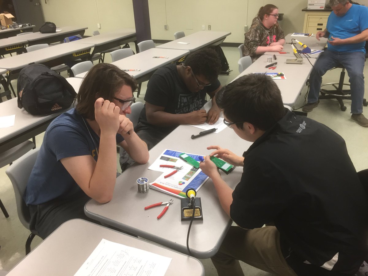 nicholas_doiron's tweet photo. Les élèves de la MHS en construction ont eu une très belle
expérience au camp d’anticipation au Collège Boréal à Sudbury. Ils ont participé
à plusieurs ateliers pratiques. Merci @collegeboreal de nous avoir si bien accueillis! @cscmonavenir https://t.co/pGurgWySuz