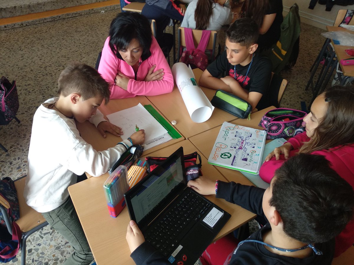 javiramossancha's tweet photo. Porque los alumnos no sólo han aprender del maestro está mañana las familias han venido a clase de 5° del @colsangregorio para aprender juntos sobre las 5 R's. Proyecto #ecosystemgame #gamificación #REAAicle_INTEF #ABP_INTEF #LaMennais https://t.co/JTlHVS7rjj