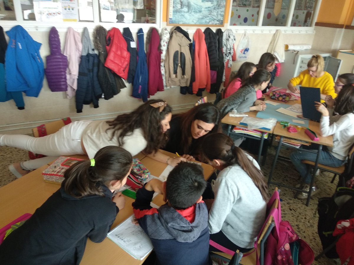 javiramossancha's tweet photo. Porque los alumnos no sólo han aprender del maestro está mañana las familias han venido a clase de 5° del @colsangregorio para aprender juntos sobre las 5 R's. Proyecto #ecosystemgame #gamificación #REAAicle_INTEF #ABP_INTEF #LaMennais https://t.co/JTlHVS7rjj
