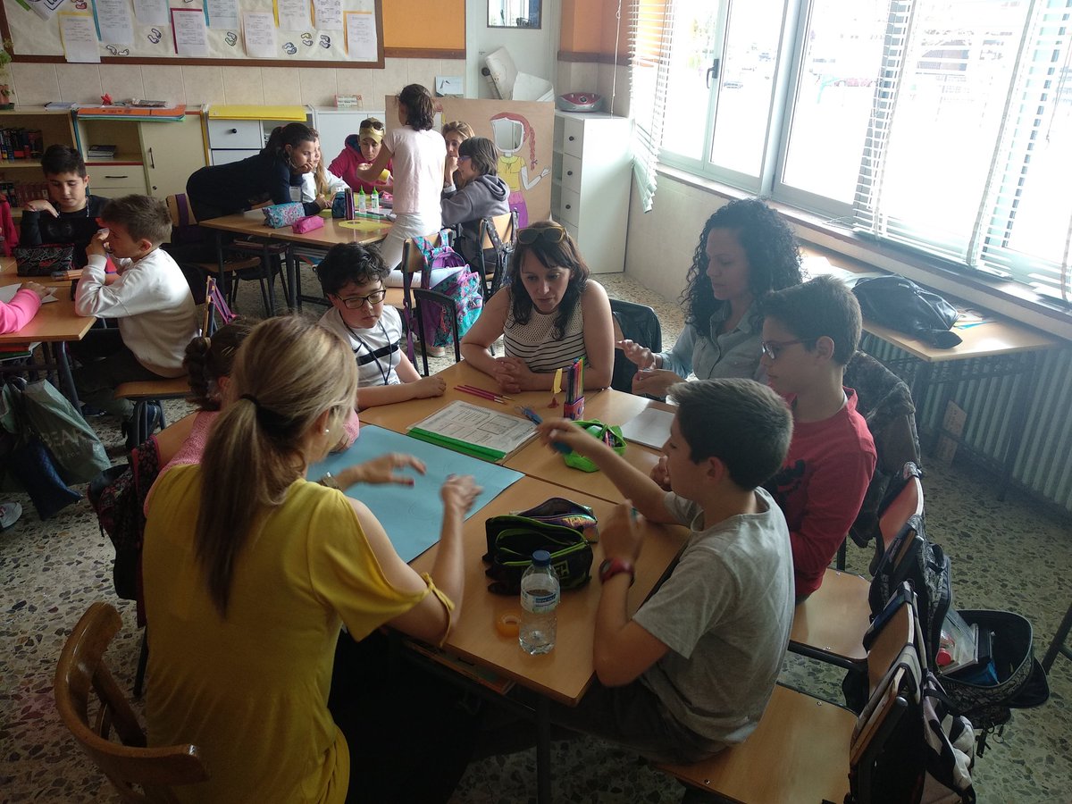 javiramossancha's tweet photo. Porque los alumnos no sólo han aprender del maestro está mañana las familias han venido a clase de 5° del @colsangregorio para aprender juntos sobre las 5 R's. Proyecto #ecosystemgame #gamificación #REAAicle_INTEF #ABP_INTEF #LaMennais https://t.co/JTlHVS7rjj