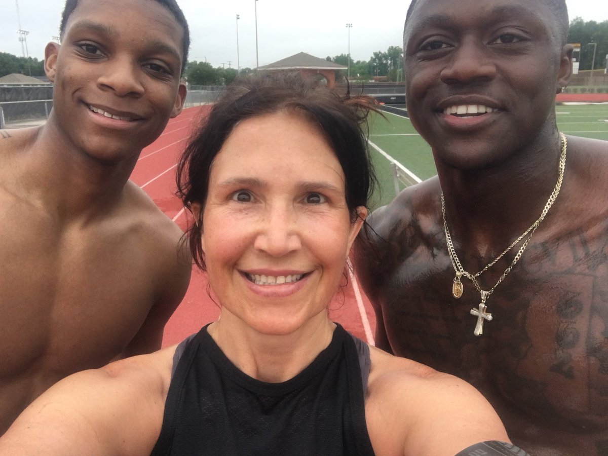 malinda_dale's tweet photo. Thanks for the photo!! @Brown1arthur ! I don’t think i follow your friend, so share! Super nice guys and look forward to #hottytoddy football! #hailstate basketball #stayinginshape #fitness #thrivelife #blacklabeldft https://t.co/id8gRHh9Ri