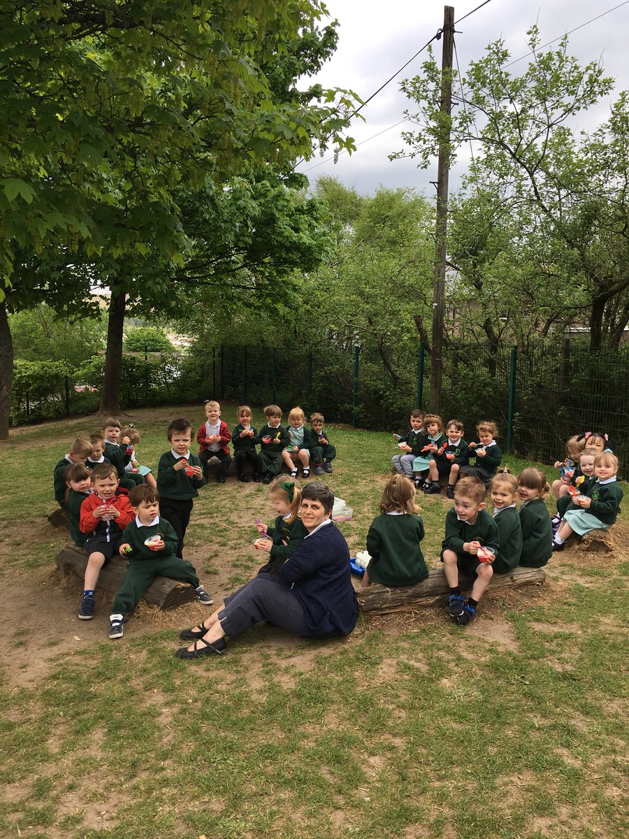 Willow_Meithrin's tweet photo. Enjoying the pre-wedding party 😁 #nursery #RoyalWedding @WillowtownPri https://t.co/v19LTkbQ0u