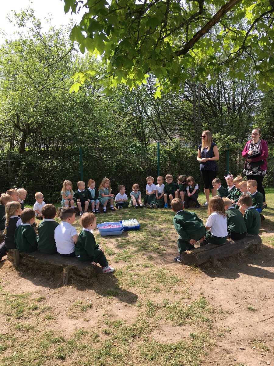 Willow_Meithrin's tweet photo. Enjoying the pre-wedding party 😁 #nursery #RoyalWedding @WillowtownPri https://t.co/v19LTkbQ0u