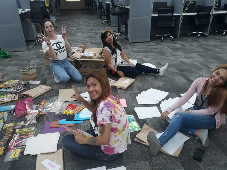 StaRowsome's tweet photo. Thank you for all the donations!

Engagement team sorting up the school supplies and summing up the equivalent votes for the Flores de Metro Mom 2018.

@Greg_MPCS
@jamie_mpcs
@djmjiOra

#metroLife
#MetroPCS
#metrocares https://t.co/wAIoIWzres
