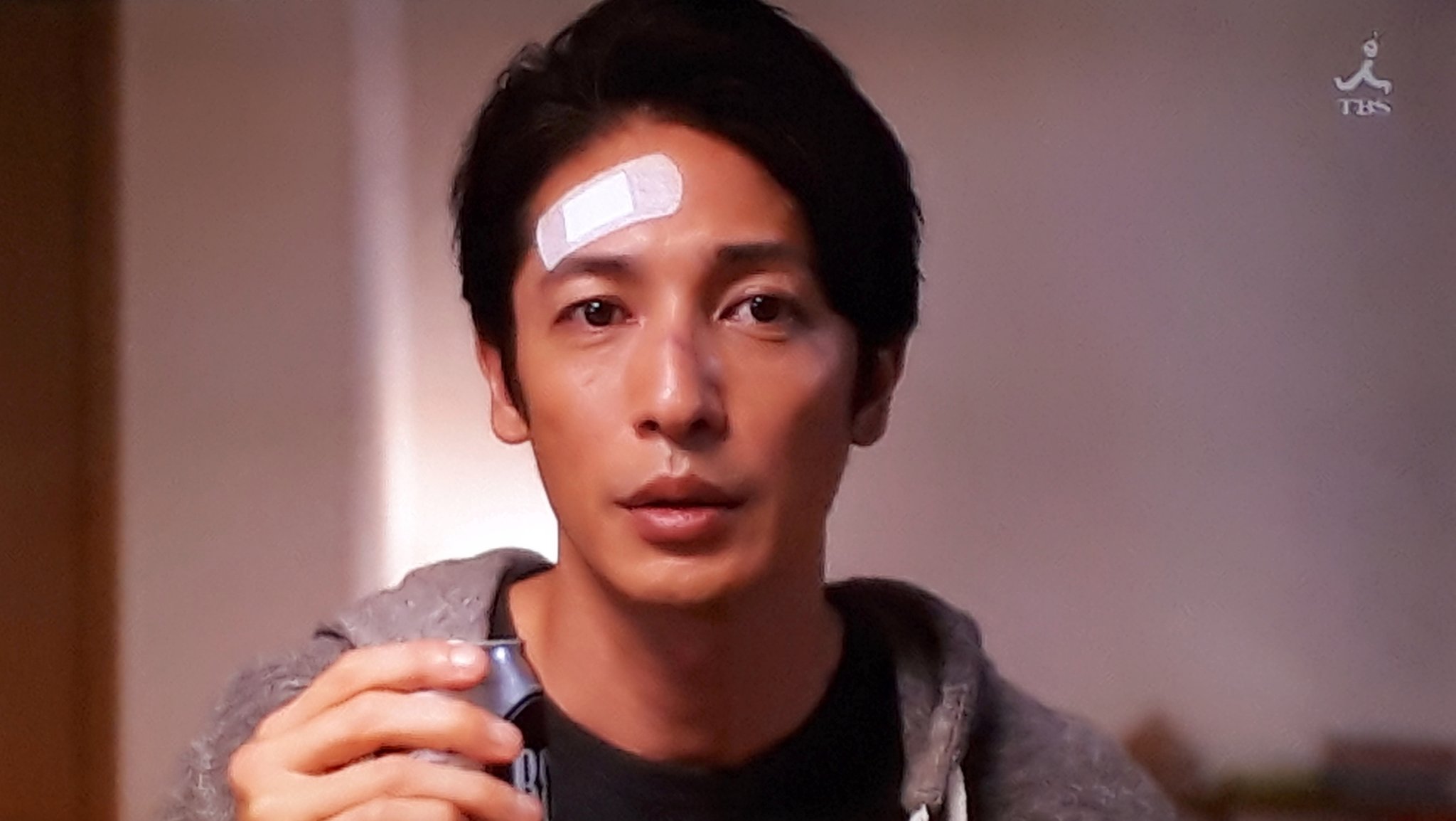 ナマケモノ 玉木宏って普通のグレーのパーカー着てるだけでもかっこいいんですね 斜め後ろの姿でもかっこいい どーゆーことー あなたには帰る家がある 玉木宏 中谷美紀 佐藤夫婦 T Co Akvwwiflvw Twitter