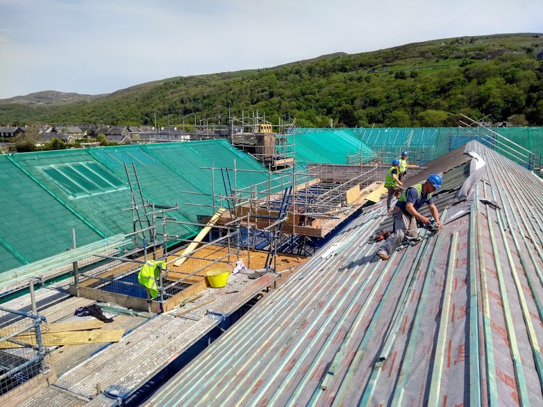 GreenoughRoof's tweet photo. Over 3600m² of storm damage repair at Harlech. Complete re-roof finally underway. 
Using 50% salvaged slate, 50% new Cwt-y-Bugail with @WelshSlateLtd and @Huws_Gray https://t.co/w1YCAiDzeq