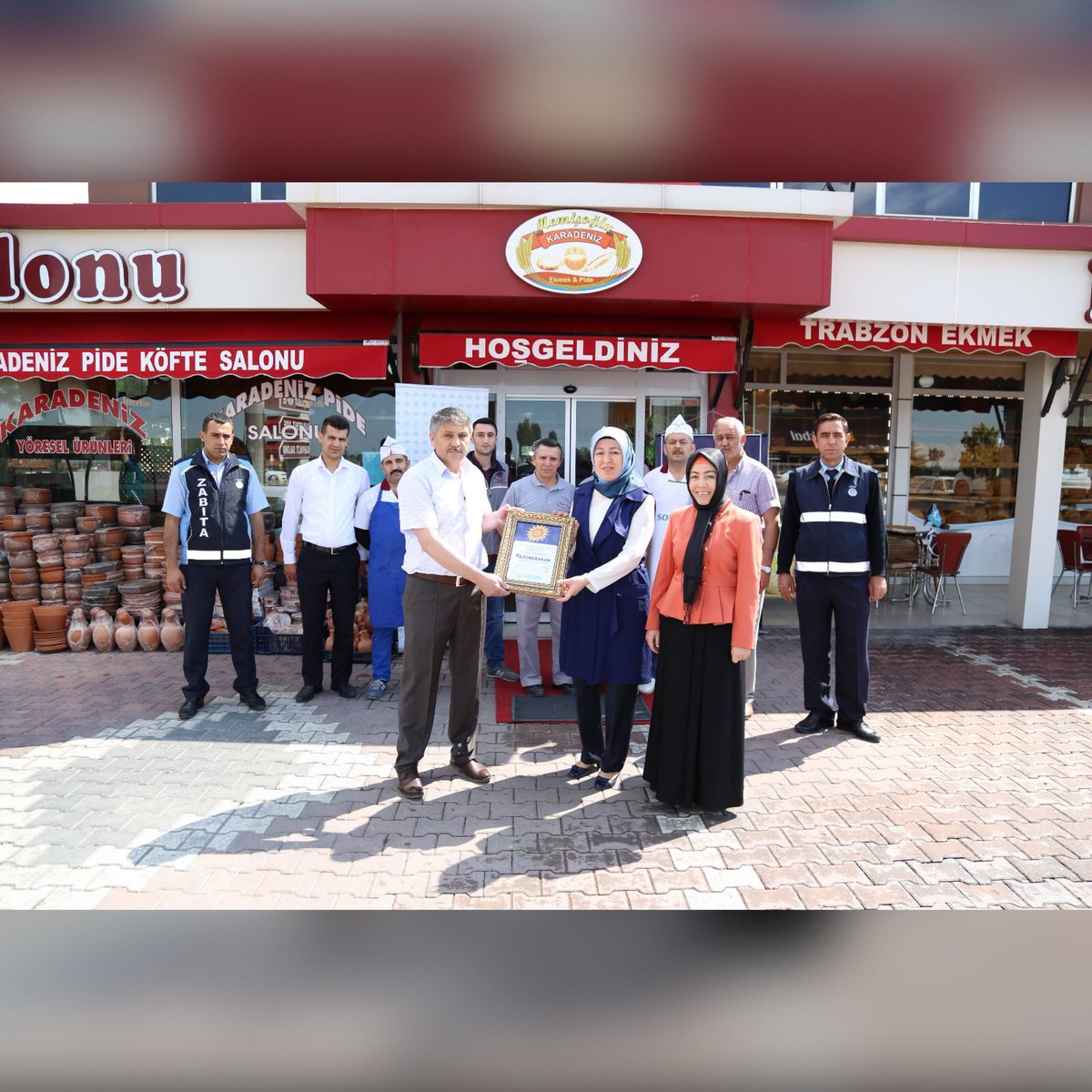 68GUNEBAKAN's tweet photo. Günebakan Projesine "Trabzon Ekmek “dahil oldu.
Aksaray Belediyesinin, gıda güvenliğine yönelik olarak başlattığı Günebakan projesinin işletmede yaptıkları inceleme sonunda, işletmenin sertifika için gerekli tüm şartları taşıdığı tespit edildi

https://t.co/N6BMK6Uwwn https://t.co/pH3dwhjP26