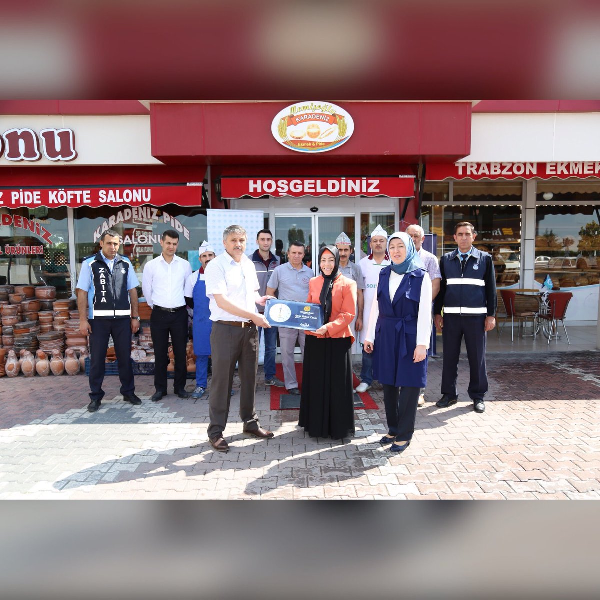 68GUNEBAKAN's tweet photo. Günebakan Projesine "Trabzon Ekmek “dahil oldu.
Aksaray Belediyesinin, gıda güvenliğine yönelik olarak başlattığı Günebakan projesinin işletmede yaptıkları inceleme sonunda, işletmenin sertifika için gerekli tüm şartları taşıdığı tespit edildi

https://t.co/N6BMK6Uwwn https://t.co/pH3dwhjP26
