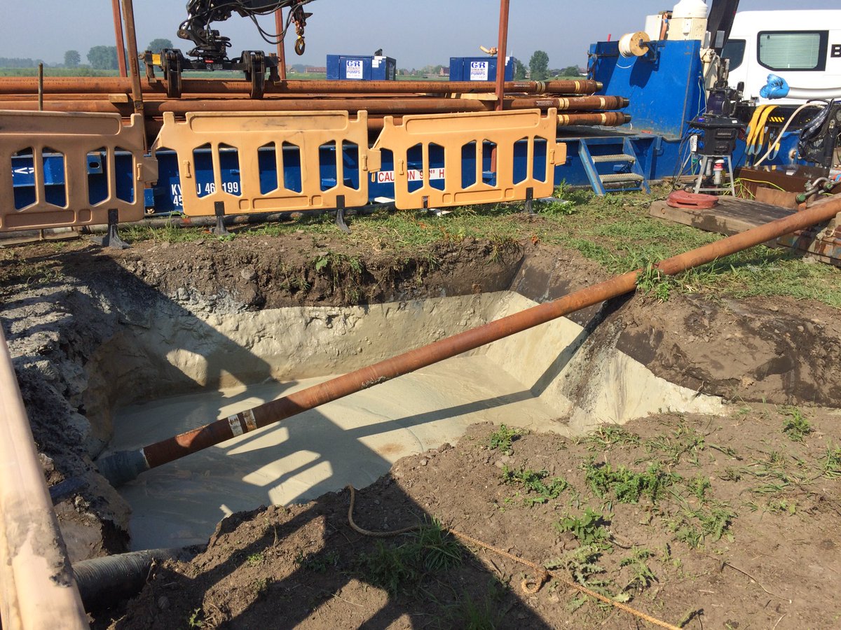 RWS_ZN's tweet image. De pijpleidingen in de Hemelbeekduiker onder het #Julianakanaal nabij Kasteel #Elsloo worden verplaatst. Momenteel liggen ze op 75 cm onder de bodem van het kanaal, straks op 14 meter. De boorwerkzaamheden zijn in volle gang.