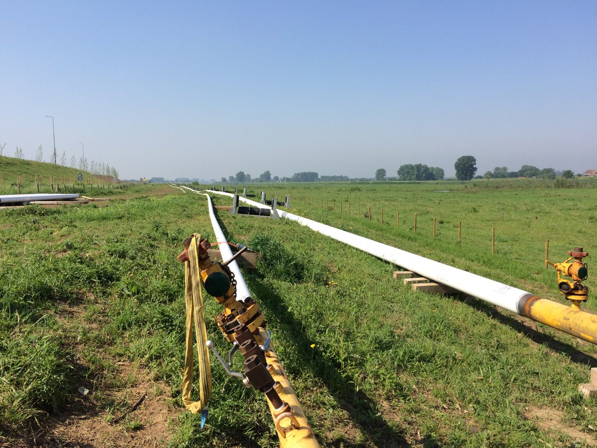 RWS_ZN's tweet image. De pijpleidingen in de Hemelbeekduiker onder het #Julianakanaal nabij Kasteel #Elsloo worden verplaatst. Momenteel liggen ze op 75 cm onder de bodem van het kanaal, straks op 14 meter. De boorwerkzaamheden zijn in volle gang.