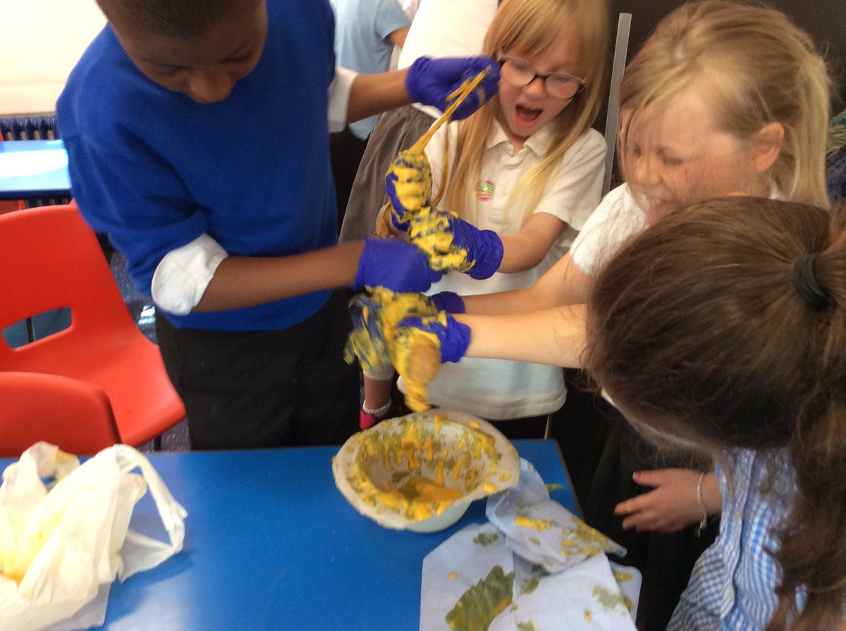 MowmacreHill's tweet photo. Why does food look different after it has passed through our digestive system? Year 4 investigate! @DSATScience @Discoverytrust #disgustingdigestion https://t.co/UTtUvfK91N