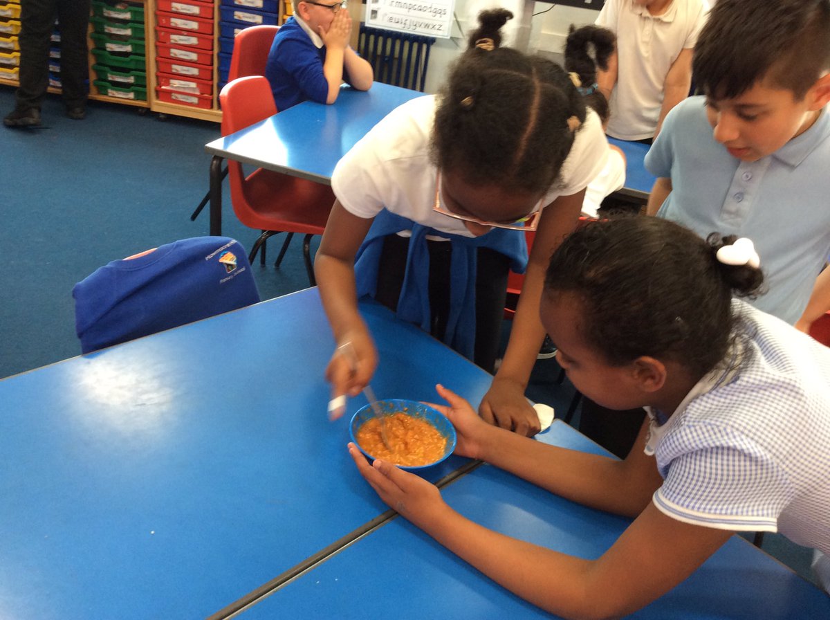 MowmacreHill's tweet photo. Why does food look different after it has passed through our digestive system? Year 4 investigate! @DSATScience @Discoverytrust #disgustingdigestion https://t.co/UTtUvfK91N