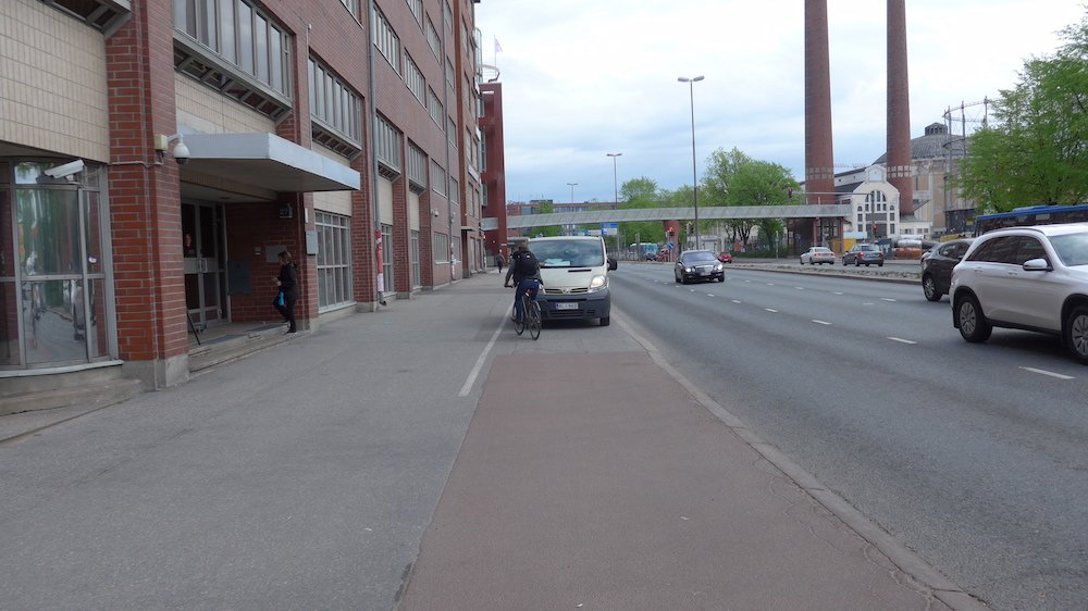 cyclite's tweet photo. Hei @HelsinkiKymp pitäisköhän tälle tehdä jotain? Selkeesti tarve lastauspaikoille Sörnäisten rantatiellä. Liikeniskö yksi kuudesta ajokaistasta? Kuitenkin haluttiin edistää pyöräilyä jne. #AutotAjoradalle #tieliikennelaki #helpalaute https://t.co/97sMhXWwBK