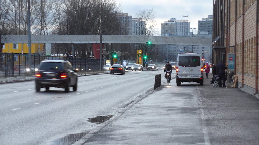 cyclite's tweet photo. Hei @HelsinkiKymp pitäisköhän tälle tehdä jotain? Selkeesti tarve lastauspaikoille Sörnäisten rantatiellä. Liikeniskö yksi kuudesta ajokaistasta? Kuitenkin haluttiin edistää pyöräilyä jne. #AutotAjoradalle #tieliikennelaki #helpalaute https://t.co/97sMhXWwBK