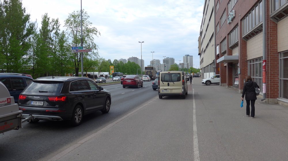 cyclite's tweet photo. Hei @HelsinkiKymp pitäisköhän tälle tehdä jotain? Selkeesti tarve lastauspaikoille Sörnäisten rantatiellä. Liikeniskö yksi kuudesta ajokaistasta? Kuitenkin haluttiin edistää pyöräilyä jne. #AutotAjoradalle #tieliikennelaki #helpalaute https://t.co/97sMhXWwBK