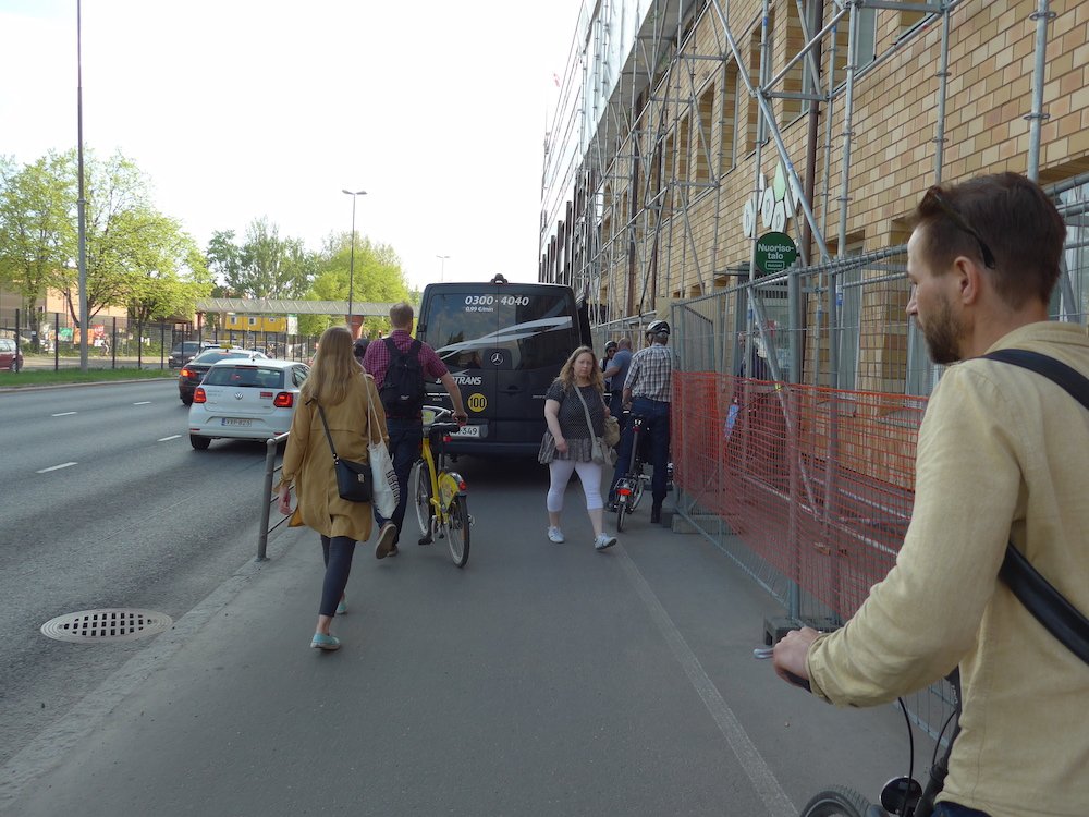 cyclite's tweet photo. Hei @HelsinkiKymp pitäisköhän tälle tehdä jotain? Selkeesti tarve lastauspaikoille Sörnäisten rantatiellä. Liikeniskö yksi kuudesta ajokaistasta? Kuitenkin haluttiin edistää pyöräilyä jne. #AutotAjoradalle #tieliikennelaki #helpalaute https://t.co/97sMhXWwBK
