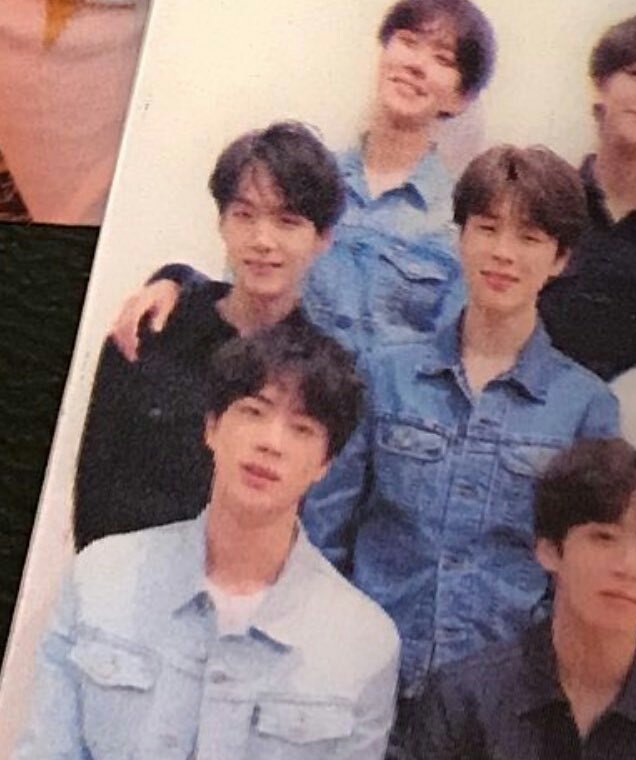meanyoongi0309's tweet photo. But whose hand is on yoongi's shoulder? 
#FakeLoveFriday https://t.co/x01yNvLha8