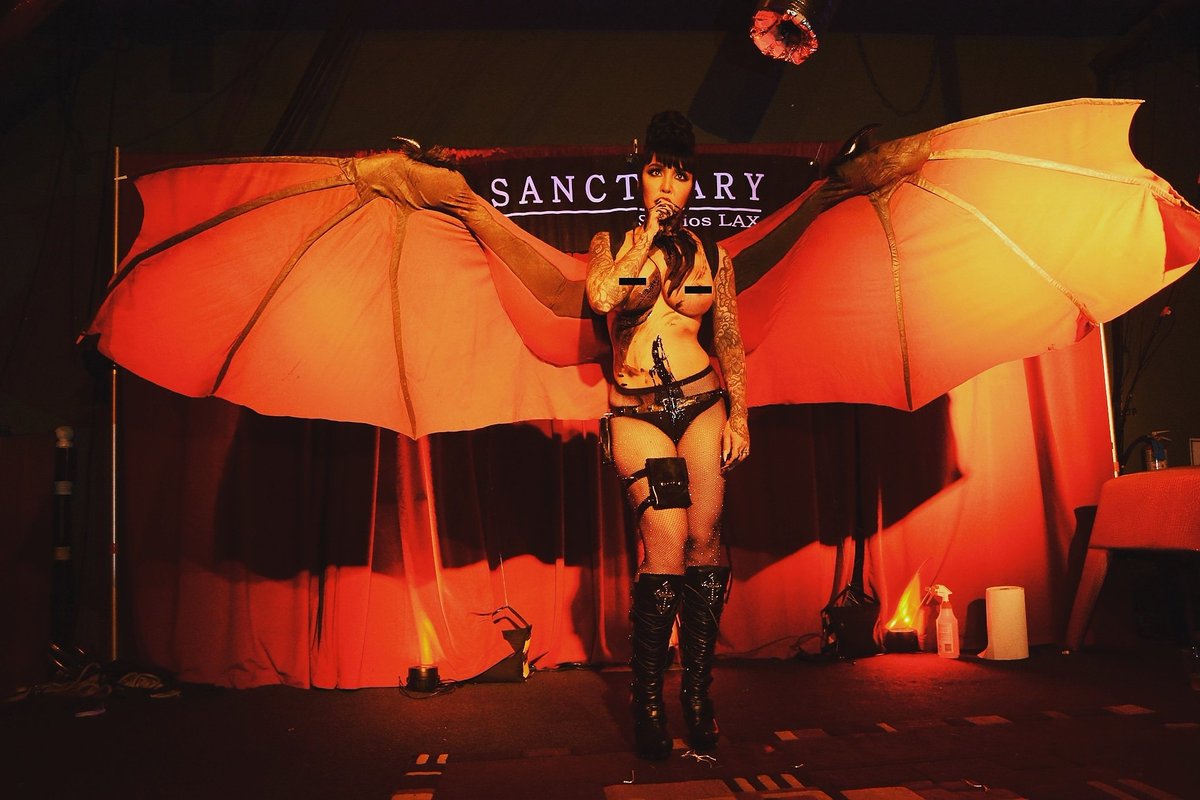 sinicalmag's tweet photo. @DomConLA Fetish Ball feat. @masuimimax. *censored image.

Photo by @stygion 
#domcon #domconla2018 #domconfetishball #fetish #fetishball #masuimimax https://t.co/puhcavbI8L