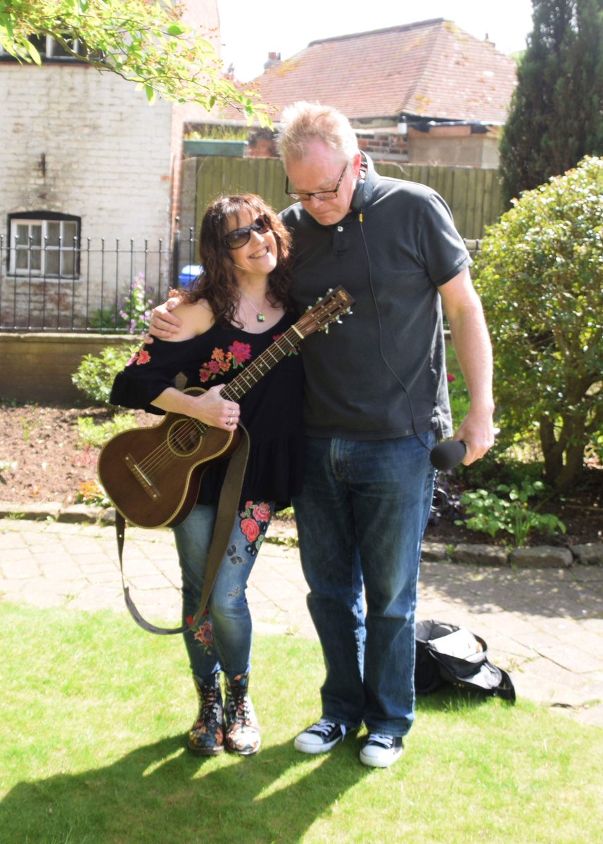 musicbyCarrieM's tweet photo. Great to catch up @PhilWhiteradio #BBCRadioHumberside #VintageViator  @GearMagazine   #PaulBrett pics by @laupwislon #Talking #guitars #Music#  #Vintage #touringdates https://t.co/H5r55dRzRP