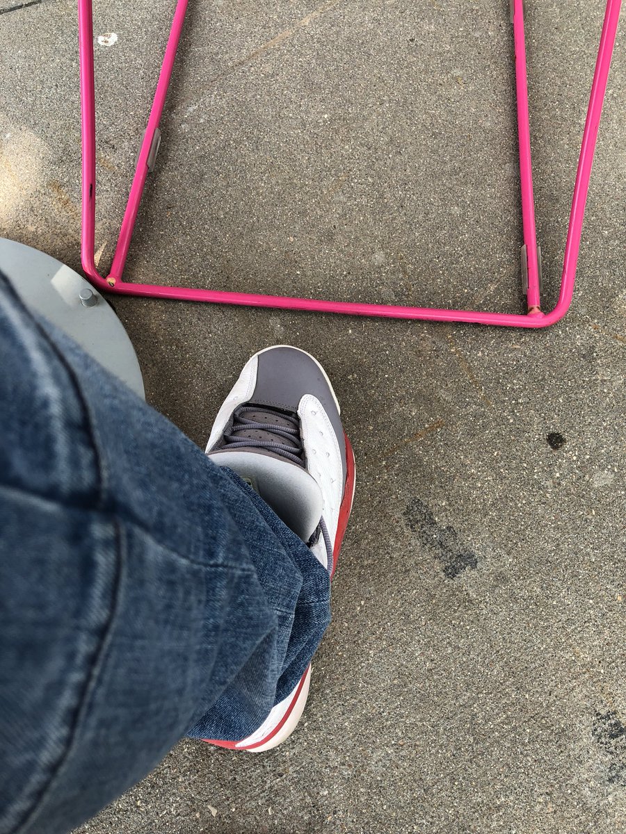 brunbakers's tweet photo. J walking on a casual Friday #greytoes https://t.co/axKnrCxXZn
