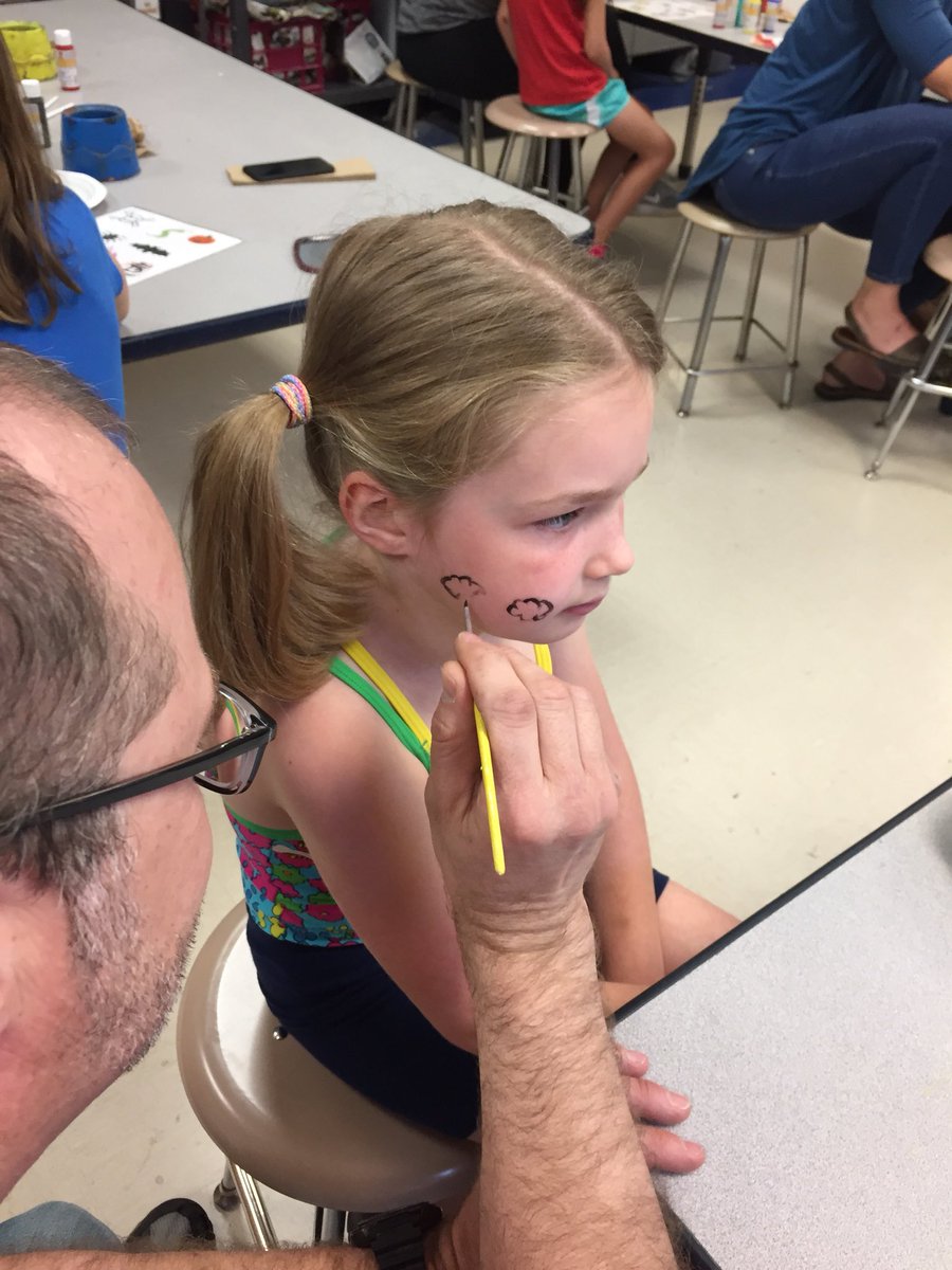 MrsD_FunInFirst's tweet photo. @TillmanSchool #fieldday Next we head to Face apainting and Tattoos https://t.co/bu0lSdJvsv